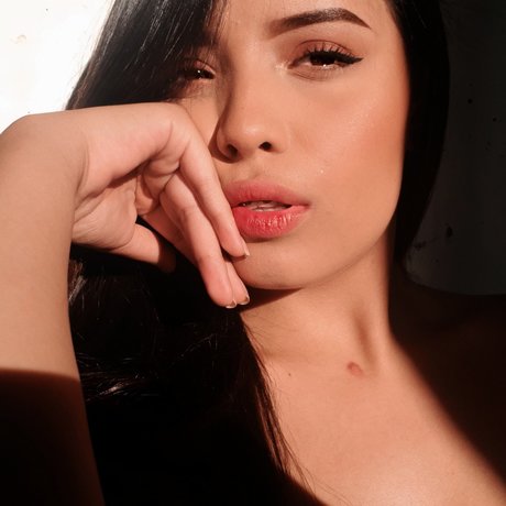 Karen Mora pretty star img