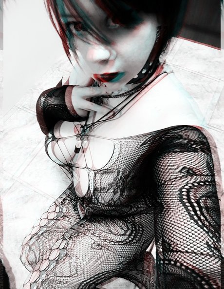 Samara Cobain art model pic