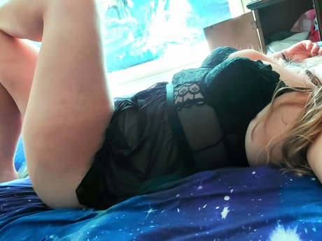 Molly Mania sexy actress images