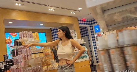 Candid Bralessday nude star galleries