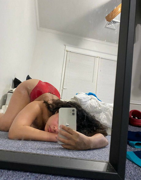 itz crissabitxh top actress pictures