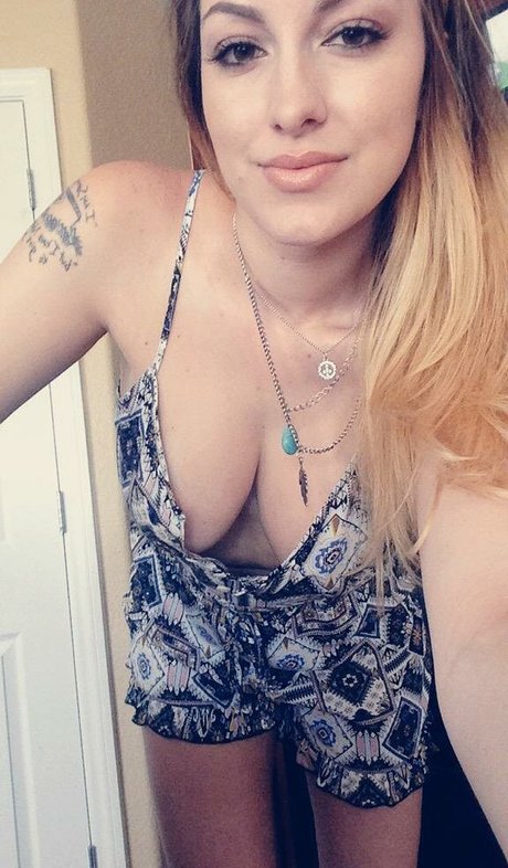 Katiepurrs nude star photo