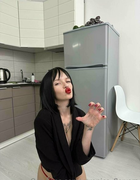 veronica flowers pretty model image