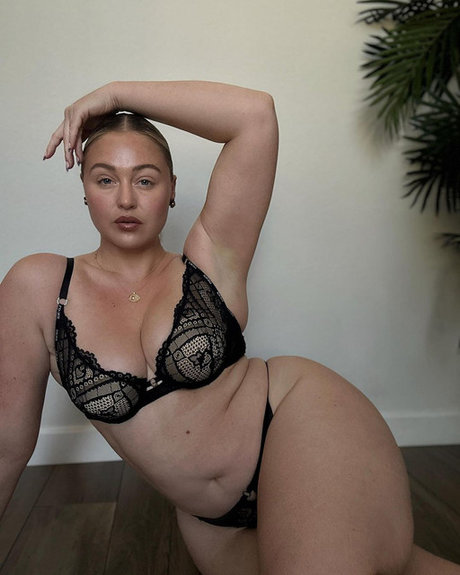 thick girls onlyfans nude photos