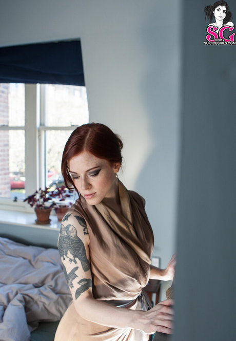 Annalee model adult pic