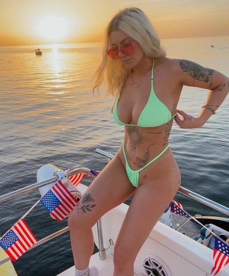 Taylor Hughs star pornographic images