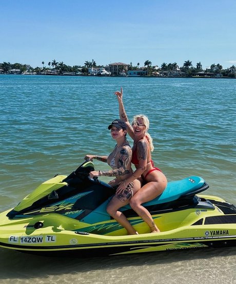 Taylor Hughs high quality actress picture