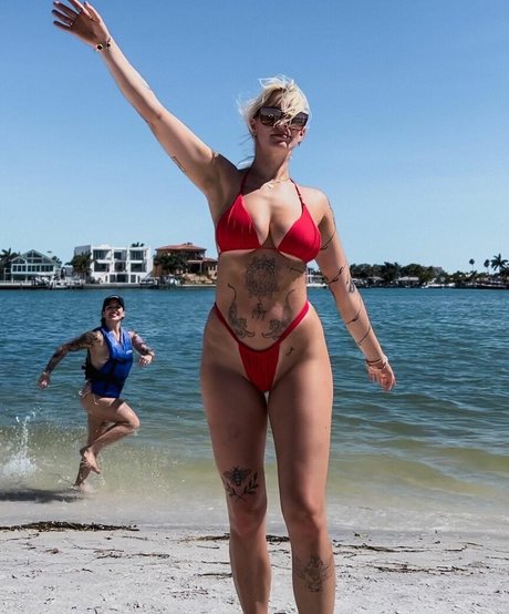 Taylor Hughs star erotic images