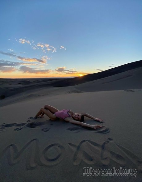 Love Moxxi model exclusive photo