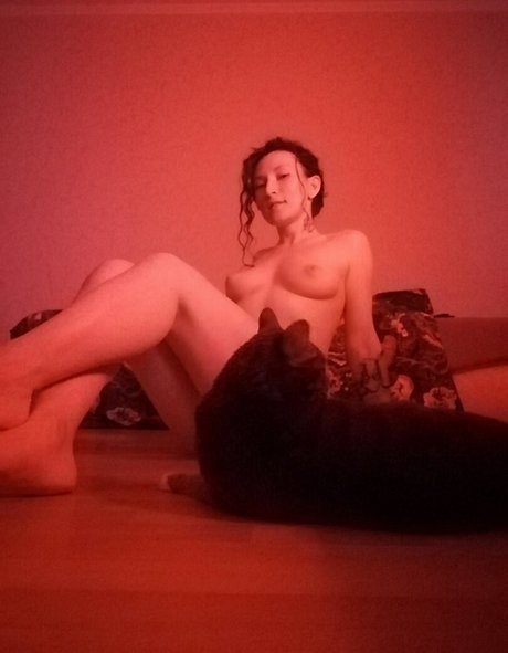 Olya Holmes pretty pornstar images