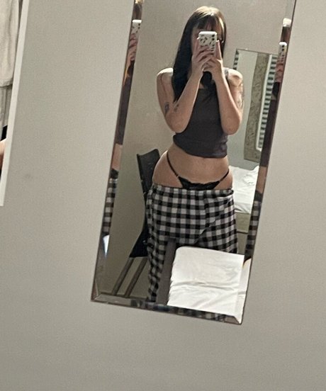 scaringthehoez sexy model image