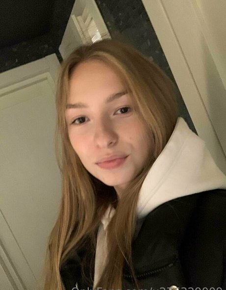 female popular onlyfans free naked image