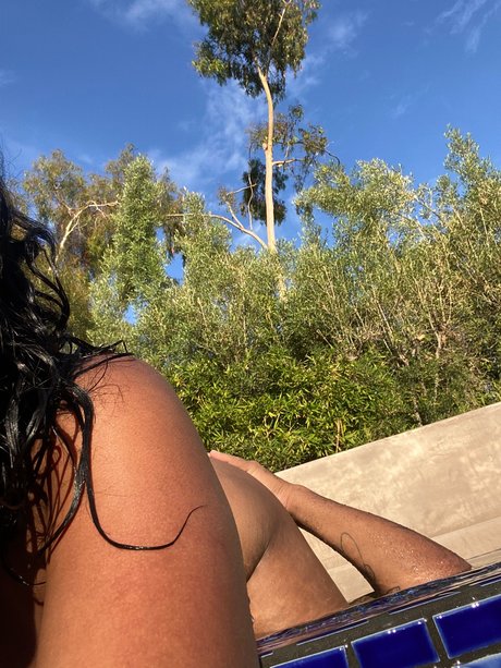 CreamyK naked model image