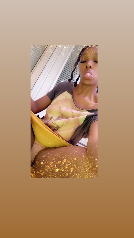 AkuNoko naked model photos