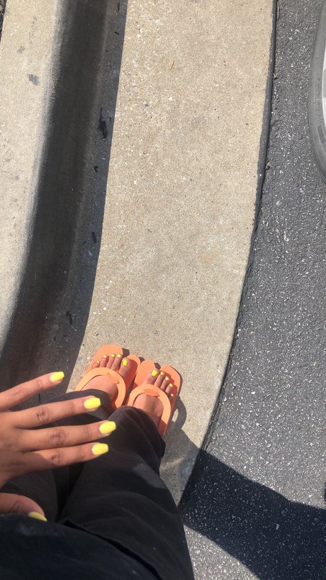 HeavenlyFeet naked model pictures