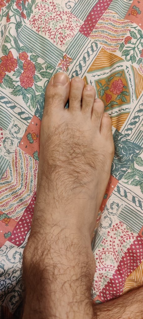 PP Hairy Feet beautiful model pic