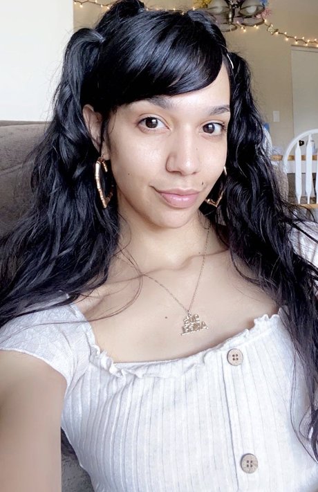 Queen Bee Zelle sexy star photo