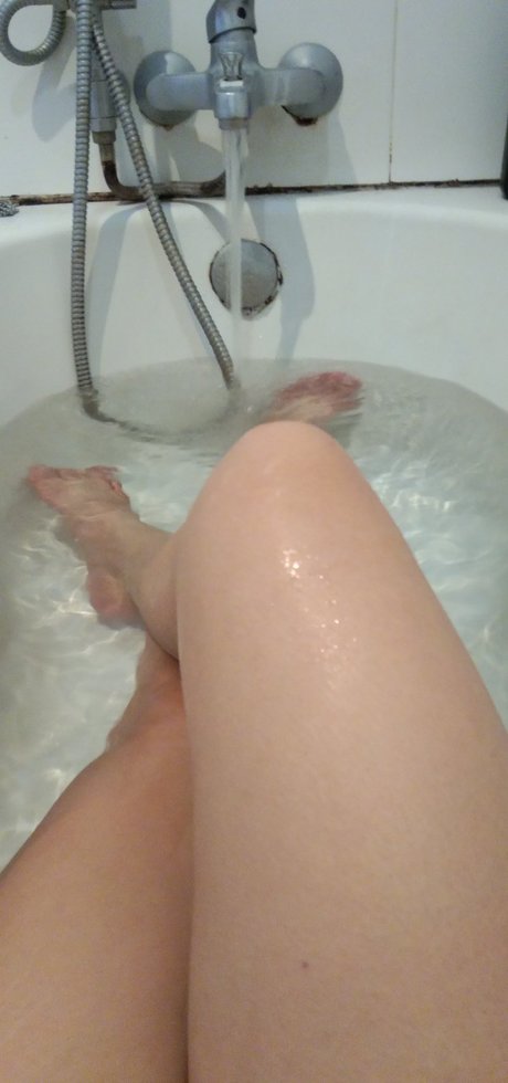 Bee Bee naked actress image