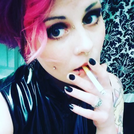 Poppy Noir pretty model picture