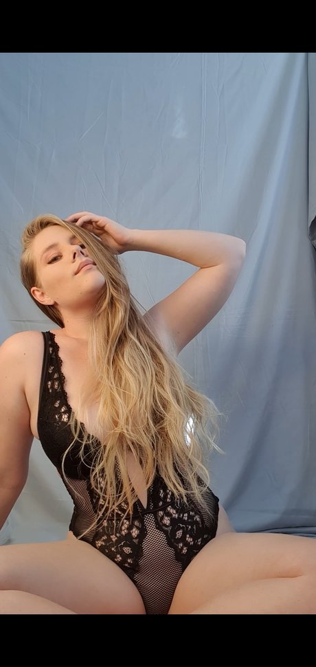 UndressedCeleste hot star photos