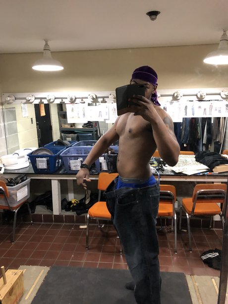 wavey J naked star img