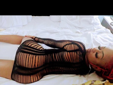 Courtn y nude model pic