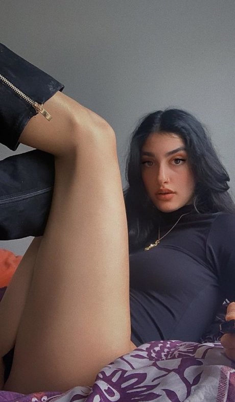 Aria Khan star erotic picture