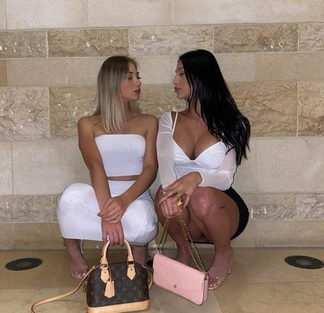 Azul Hermosa nude model pics