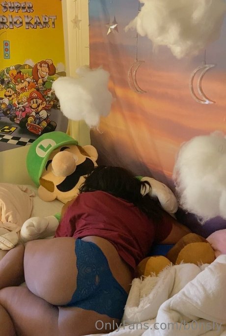 B0nsly model free photos