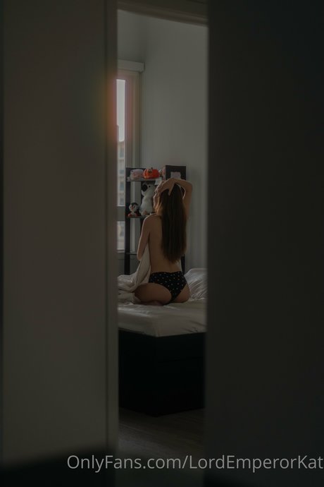 Kat ONLINE NOW star nude img