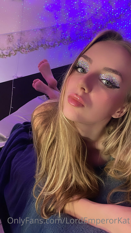 Kat ONLINE NOW model high quality pics