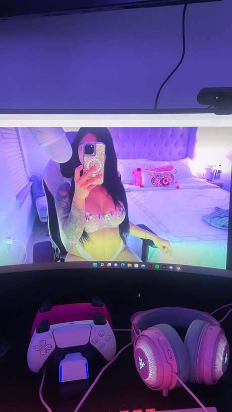 Lovely Linda art model pic