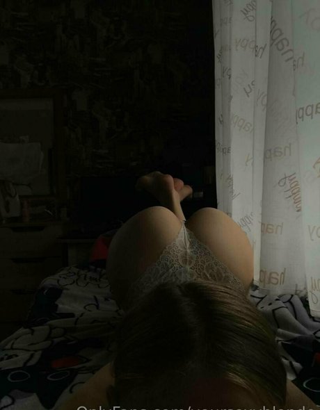 your sexy blonde top actress pictures