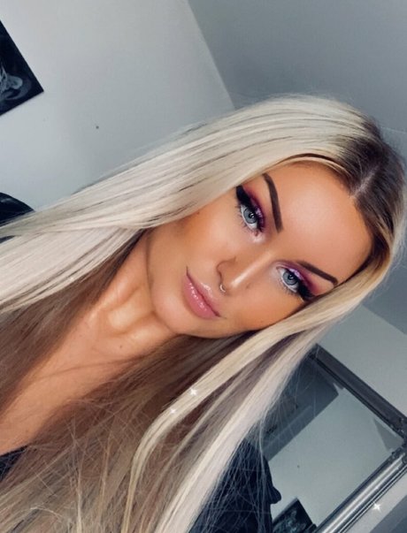 Scream Queen sexy model gallery