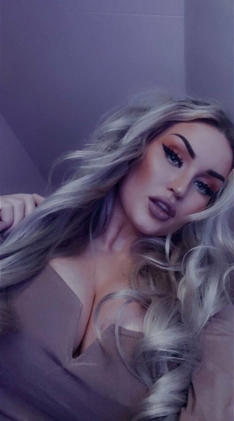 Scream Queen star pretty photos