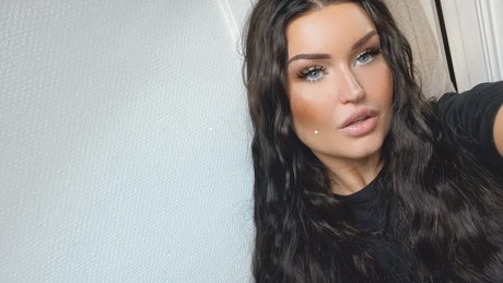 Scream Queen model naked pic