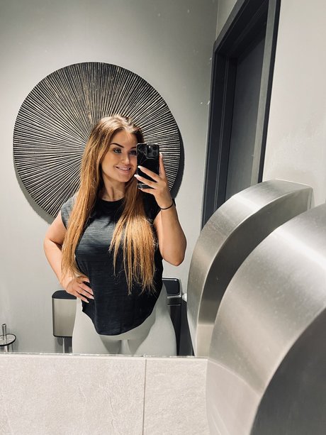 young onlyfans pretty pic