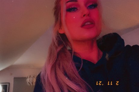 Scream Queen pretty model gallery