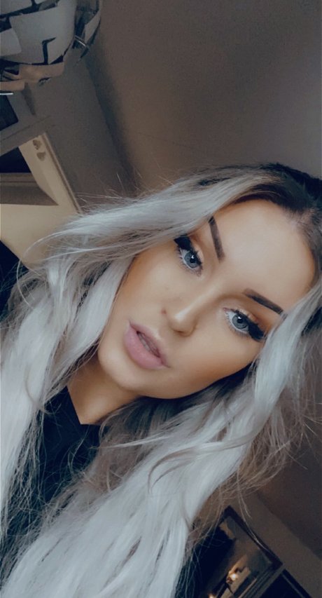 Scream Queen star naked img