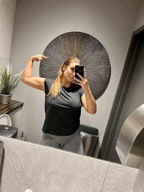 Scream Queen star nudes images