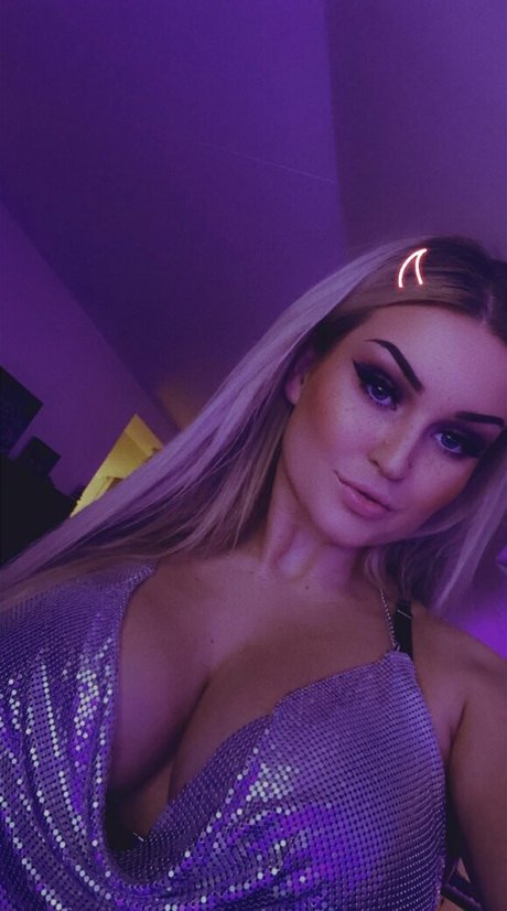 Scream Queen star adult pics