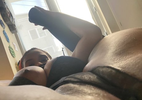 Raychiel model nude picture