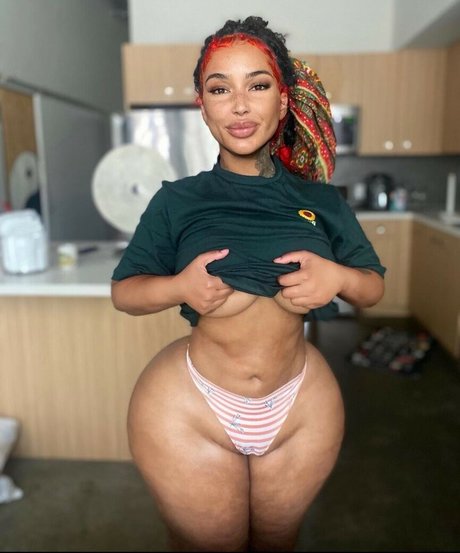 Raychiel model nudes photo