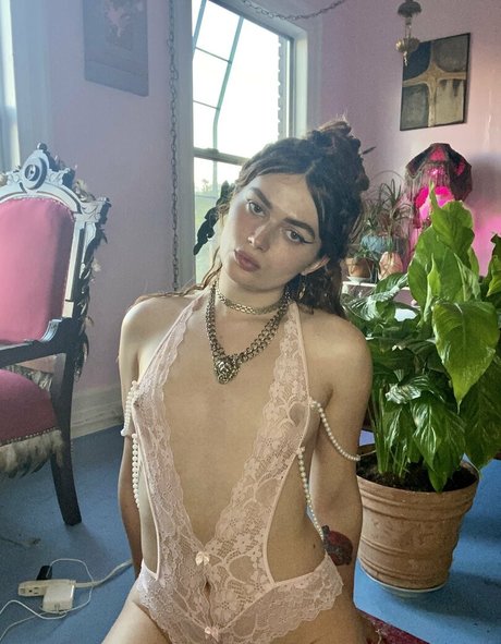 floraauclair actress img