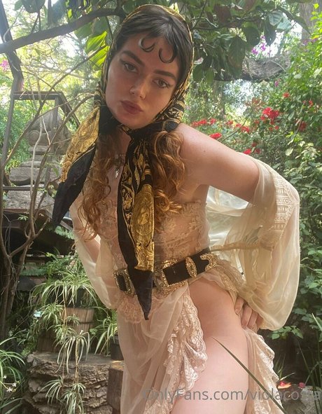 floraauclair model naked img