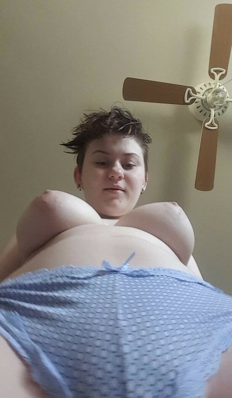 Curvy Elvish Girl pornstar nude photo