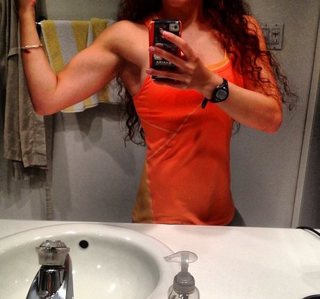 Olivia Hailey model naked picture