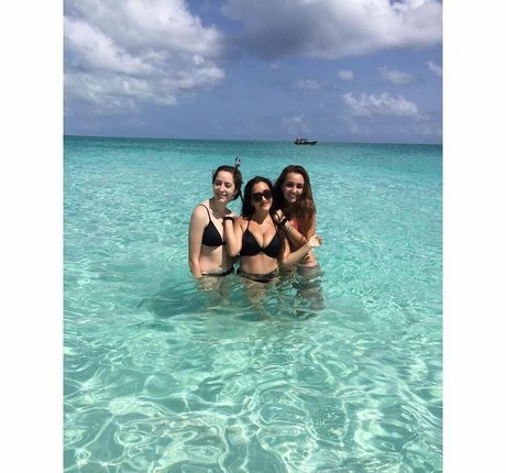 Olivia Hailey pretty star img