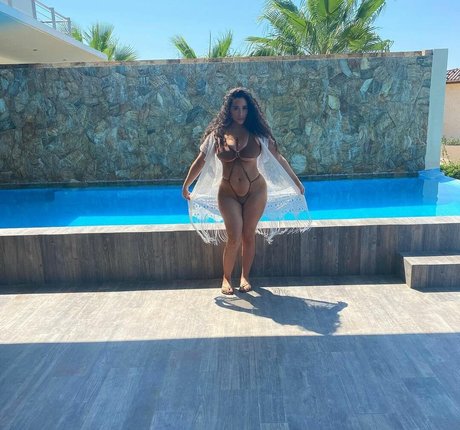 Olivia Hailey naked model img