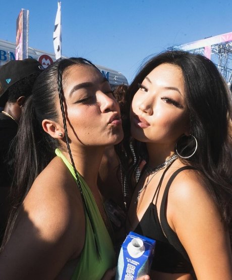 Maru Lee model nude picture